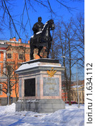 Прадеду - правнук. Памятник Петру Первому перед Инженерным замком, Санкт-Петербург (2010 год). Редакционное фото, фотограф Владимир Трифонов / Фотобанк Лори