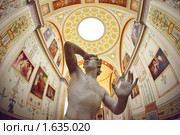 Скульптура мужчины в зале Эрмитажа (2010 год). Редакционное фото, фотограф Юлия Колтырина / Фотобанк Лори