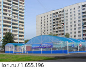Москва. Городской пейзаж.  Строгино. Надпись на гаражах : Программа правительства Москвы "Мой двор, мой подъезд" (2009 год). Редакционное фото, фотограф lana1501 / Фотобанк Лори