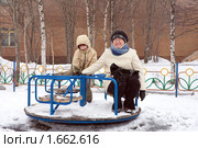 Женщина с ребенком катаются на карусели. Стоковое фото, фотограф Надежда Щур / Фотобанк Лори