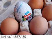 Киндер-сюрприз в коробке с куриными яйцами (2010 год). Редакционное фото, фотограф Елена Ильина / Фотобанк Лори