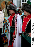 Молодые мужчины в национальных костюмах (2008 год). Редакционное фото, фотограф Владимир Мельников / Фотобанк Лори