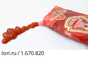 Томатный острый кетчуп Хайнс (Heinz) в мягкой упаковке (2010 год). Редакционное фото, фотограф Александр Щепин / Фотобанк Лори