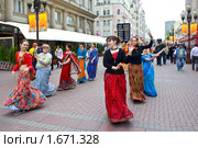 Арбат. Танец преданных Господа Кришны (2010 год). Редакционное фото, фотограф Вячеслав Беляев / Фотобанк Лори