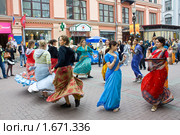 Танец во славу Господа Кришны на Арбате (2010 год). Редакционное фото, фотограф Вячеслав Беляев / Фотобанк Лори