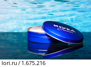 Крем Nivea на фоне водной ряби (2010 год). Редакционное фото, фотограф Михаил Котов / Фотобанк Лори