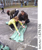 Преподаватель ОБЖ помогает учащейся укладывать ОЗК (2010 год). Редакционное фото, фотограф Юрий Зуев / Фотобанк Лори