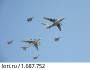 Самолет-топливозаправщик Ил-78, стратегический ракетоносец Ту-95МС в сопровождении 4 истребителей Миг-29  в небе на параде Победы (2009 год). Редакционное фото, фотограф Наталья Волкова / Фотобанк Лори