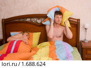 Жена храпит, муж не может спать и закрывает подушкой уши. Стоковое фото, фотограф Ирина Карлова / Фотобанк Лори