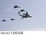 Летит А-50 в сопровождении истребителей CУ-27. Парад в честь 65-летия Победы (2010 год). Редакционное фото, фотограф Яременко Екатерина / Фотобанк Лори