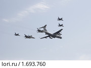 Летит ИЛ-78 в сопровождении бомбардировщиков CУ-24 и самолетов ЯК-130. Парад в честь 65-летия Победы. Стоковое фото, фотограф Яременко Екатерина / Фотобанк Лори
