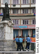 Непал. Катманду. Непальские полицейские у памятника монарху (2006 год). Редакционное фото, фотограф Владислав Малышев / Фотобанк Лори