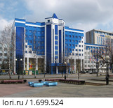 Четыре голубых клумбы в скверике. Город Тюмень. (2010 год). Редакционное фото, фотограф Анатолий Матвейчук / Фотобанк Лори