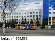 Городской автобус, оклеенный рекламными плакатами (2010 год). Редакционное фото, фотограф Анатолий Матвейчук / Фотобанк Лори