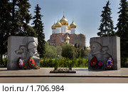 Памятник-монумент в честь боевой и трудовой славы ярославцев на фоне Успенского собора (2010 год). Редакционное фото, фотограф Николай Винокуров / Фотобанк Лори