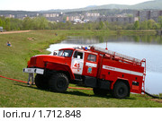 Набор воды из пруда (2010 год). Редакционное фото, фотограф Art Konovalov / Фотобанк Лори