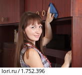 Девушка ухаживает за мебелью. Стоковое фото, фотограф Яков Филимонов / Фотобанк Лори