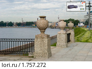 Гранитные вазы на пристани у дачи Безбородко. Рекламный щит Икея (Ikea) (2010 год). Редакционное фото, фотограф Александр Щепин / Фотобанк Лори