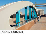 Астана. Пешеходный мост. (2009 год). Стоковое фото, фотограф Юлия Врублевская / Фотобанк Лори