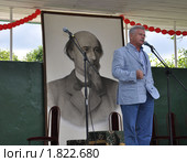 Сергей Никоненко читает стихи Некрасова в Карабихе (2009 год). Редакционное фото, фотограф Голованов Сергей / Фотобанк Лори