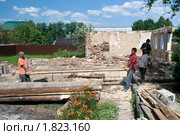 Снос старого деревянного дома. Рабочие несут бревно. (2010 год). Редакционное фото, фотограф Куликова Татьяна / Фотобанк Лори