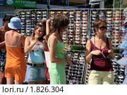 Девушки примеряют солнечные очки на курорте в Крыму (2008 год). Редакционное фото, фотограф Lana / Фотобанк Лори