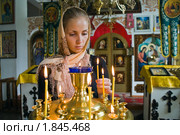 Девушка ставит свечку в православном храме. Стоковое фото, фотограф Андрей Ярославцев / Фотобанк Лори