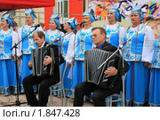 Два аккомпаниатора на фоне поющего ансамбля (2010 год). Редакционное фото, фотограф Анатолий Матвейчук / Фотобанк Лори