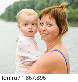Мать с маленьким сыном после купания в реке. Стоковое фото, фотограф Яков Филимонов / Фотобанк Лори