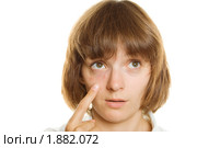Девушка указывает на прыщи на лице. Стоковое фото, фотограф Allika / Фотобанк Лори