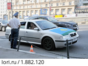 Сотрудник ГИБДД поясняет проезд на дороге. Город Москва. (2010 год). Редакционное фото, фотограф stargal / Фотобанк Лори