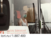 Водитель троллейбуса в защитной повязке на лице (2010 год). Редакционное фото, фотограф Константин Сутягин / Фотобанк Лори