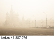 Красная площадь в дыму от горящих торфяников (2010 год). Стоковое фото, фотограф Артём Сапегин / Фотобанк Лори