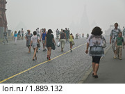 Люди идут  на Красную площадь. Смог, дым (2010 год). Редакционное фото, фотограф Алёшина Оксана / Фотобанк Лори