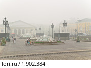 Манежная площадь. Густой смог от лесных пожаров накрыл Москву. (2010 год). Редакционное фото, фотограф Алёшина Оксана / Фотобанк Лори