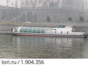 Теплоход "Галина Уланова" на Москве-реке. Смог от лесных пожаров накрыл Москву (2010 год). Редакционное фото, фотограф Алёшина Оксана / Фотобанк Лори