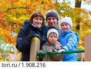Семья на прогулке в осеннем парке. Стоковое фото, фотограф Юрий Брыкайло / Фотобанк Лори