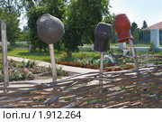 Три кринки на плетеной изгороди (2010 год). Стоковое фото, фотограф Анатолий Матвейчук / Фотобанк Лори