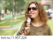 Молодая девушка, едящая мороженое на улице. Стоковое фото, фотограф Дмитрий Яковлев / Фотобанк Лори