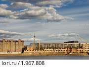 Строительство на берегу реки (2010 год). Редакционное фото, фотограф Людмила Ожиганова / Фотобанк Лори