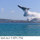 Самолет-амфибия БЕ-200 сбрасывает воду. Гидроавиасалон 2010 г. Геленджик. Редакционное фото, фотограф Евгений Головко / Фотобанк Лори