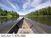 Движение по реке на деревянной моторной лодке. Стоковое фото, фотограф Егор Никифоров / Фотобанк Лори