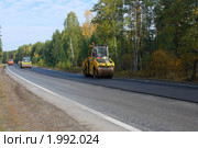 Два катка прикатывают тонкий слой асфальта (2010 год). Редакционное фото, фотограф Анатолий Матвейчук / Фотобанк Лори
