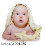 Удивленный младенец лежит с полотенцем на голове. Стоковое фото, фотограф Владимир Сидорович / Фотобанк Лори