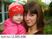Девушка держит на руках двухлетнюю племянницу. Стоковое фото, фотограф Сергеев Игорь / Фотобанк Лори