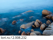 Морские камни при низкой освещенности и длительной выдержке. Стоковое фото, фотограф Ольга Коцюрбий / Фотобанк Лори