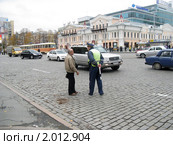 Инспектор ДПС на площади 1905 года в Екатеринбурге (2010 год). Редакционное фото, фотограф Людмила Банникова / Фотобанк Лори