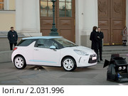 Выставочный экземпляр Citroen – хэтчбек DS3 перед входом на выставку Moscow Design Week в Манеже (2010 год). Редакционное фото, фотограф Валерия Попова / Фотобанк Лори
