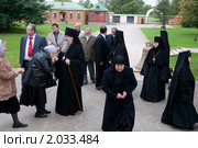 Владыка благословляет прихожан и монахинь (2010 год). Редакционное фото, фотограф Ирина Фирсова / Фотобанк Лори