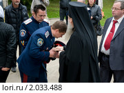 Владыка благословляет представителей казачьего полка (2010 год). Редакционное фото, фотограф Ирина Фирсова / Фотобанк Лори